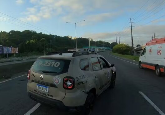 Photo of Pai e filho ficam feridos após acidente entre moto e viatura da PM