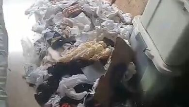 Photo of Vídeo: Filho é preso por deixar a mãe de 81 anos trancada com lixo e roupas sujas