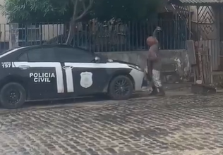 Photo of Vídeo mostra policial militar aposentado quebrando viatura da Polícia Civil