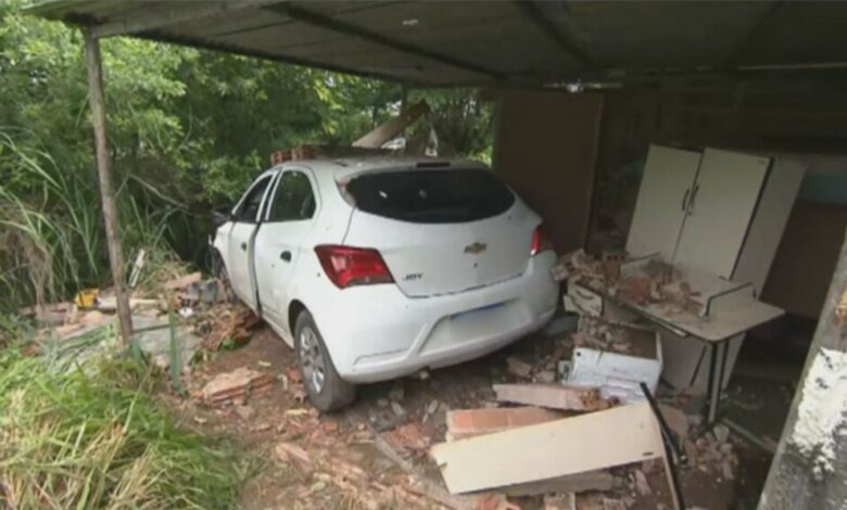 Photo of Suspeitos de assalto se envolvem em acidente e fogem após perseguição policial