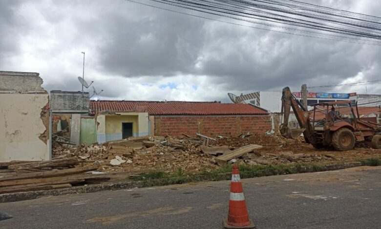 Photo of Conquista: Imóvel com riscos de desabamento é demolido pelos proprietários após notificação