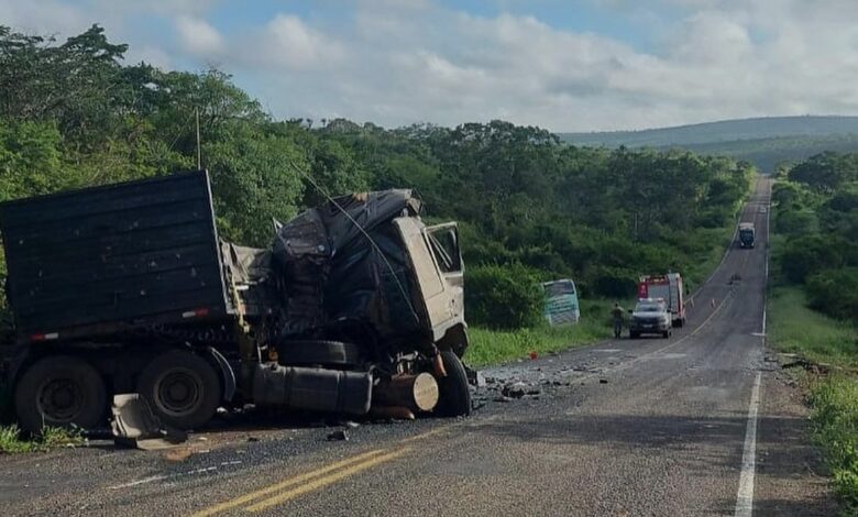 Photo of Região: Grave acidente com morte e feridos entre ônibus e carreta