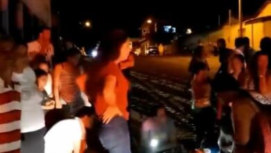 Photo of Vídeo: Homem é preso após atropelar oito pessoas durante procissão na região