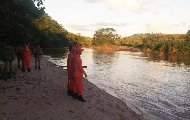 Photo of Filho salva a mãe de afogamento e desaparece no rio