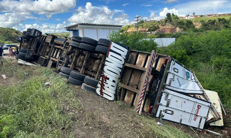 Photo of Grave acidente com carreta na região