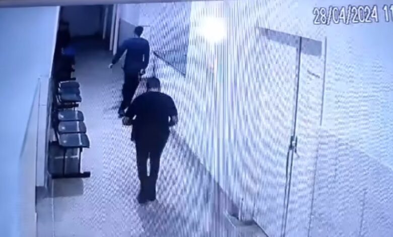 Photo of Vídeo: Homens armados invadem hospital na região, atiram e paciente morre