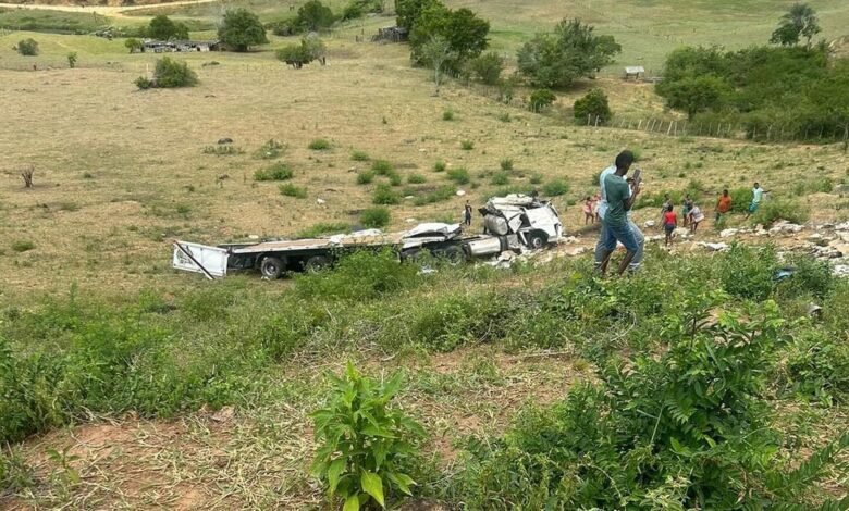 Photo of Caminhão cai na ribanceira e carga de charque é saqueada