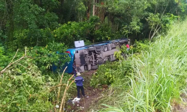 Photo of Grave acidente com ônibus da Águia Branca