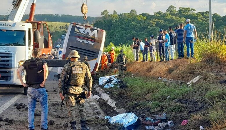 Photo of Oito mortos e mais de 20 feridos em grave acidente com ônibus