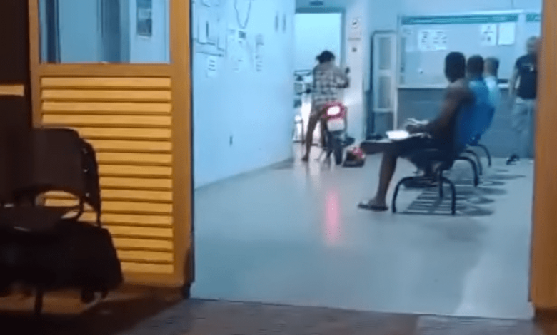 Photo of Vídeo: Mulher tem surto psicótico e invade a UPA com moto na região